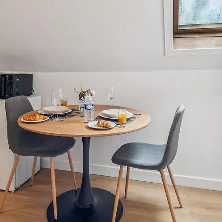 아파트 Beautiful Renovated Station 2 People Wifi