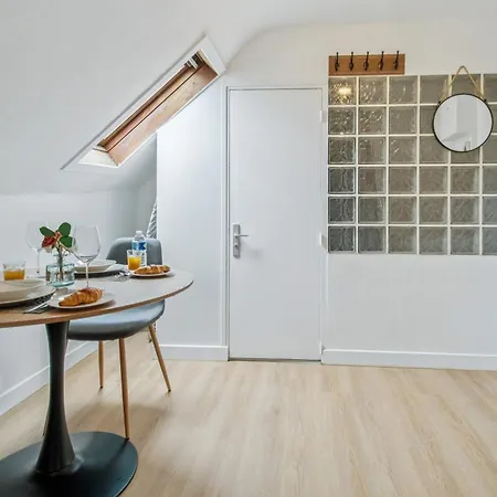 아파트 Beautiful Renovated Station 2 People Wifi