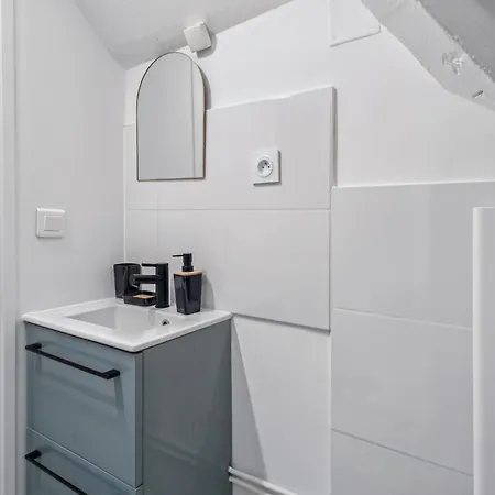 Beautiful Renovated Station 2 People Wifi 아파트 *